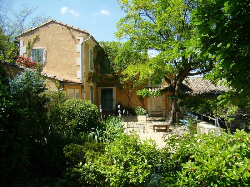 Genuine and renovated farmhouse of the 19th century in Luberon for sale with Rosier